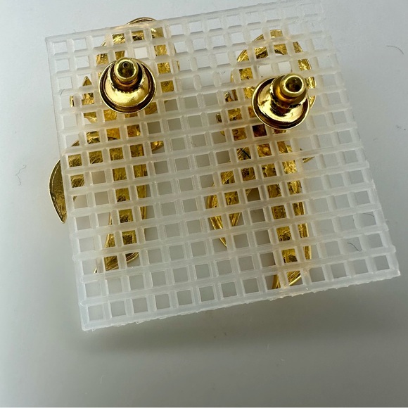 Two 2” Avon Breast Cancer Awareness Pink Ribbon Pins - Picture 3 of 5